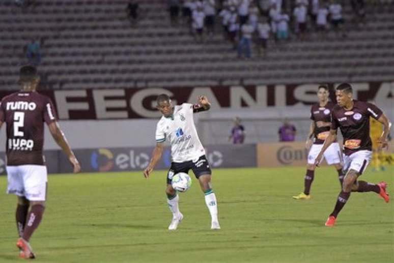 O time de Araraquara fez um duelo duro com o Coelho no jogo de ida da terceira fase da Copa do Brasil-(Estevão Germano/América-MG)