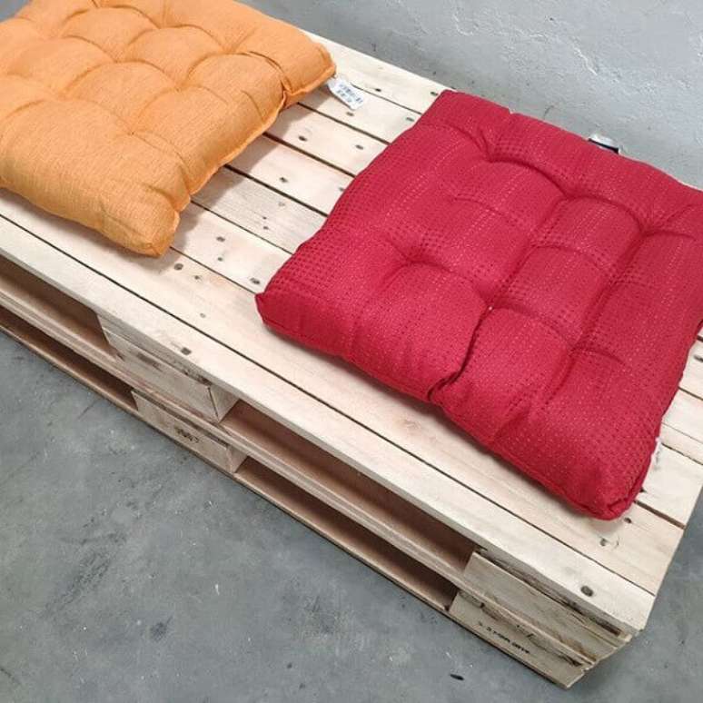 15. Almofadas de futon para banco de pallet. Fonte: Pinterest
