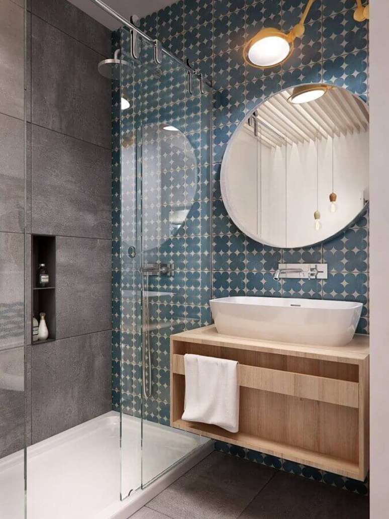 31. Para banheiros pequenos e modernos invista em espelhos redondos, luminárias pendentes e um belo revestimento – Foto: Bathroom Decoration