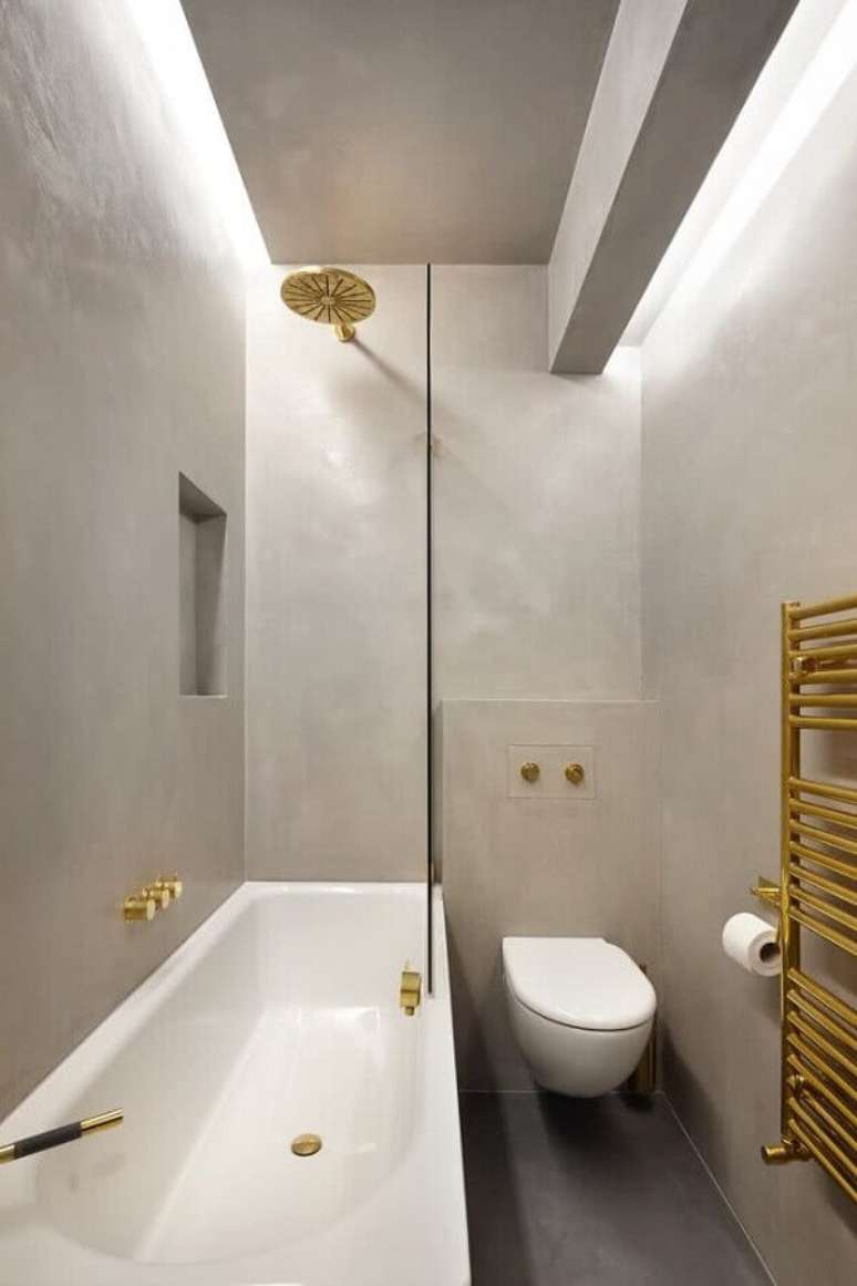 80. Os detalhes em dourado dão um toque luxuoso para decoração de banheiros pequenos – Foto: Houzz