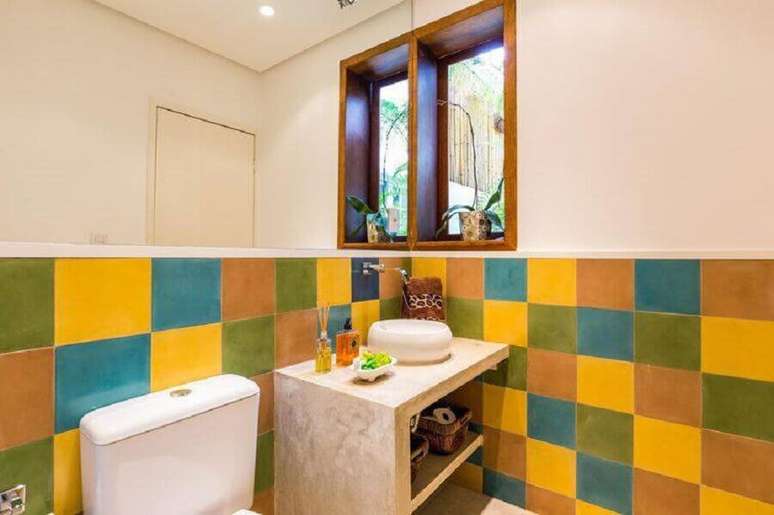 75. Modelo de banheiro pequeno e simples decorado com azulejos coloridos &ndash; Foto: Arquitetura Viva Decora