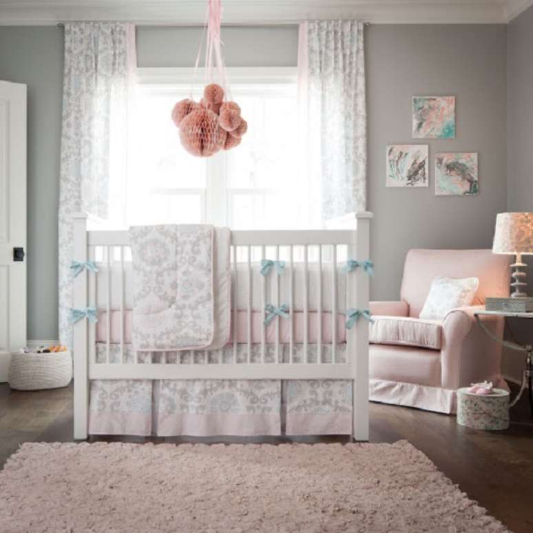 3. Ao optar pelo quarto de bebê cinza e rosa você pode abusar dos tons diferentes para a decoração – Foto: Via Pinterest