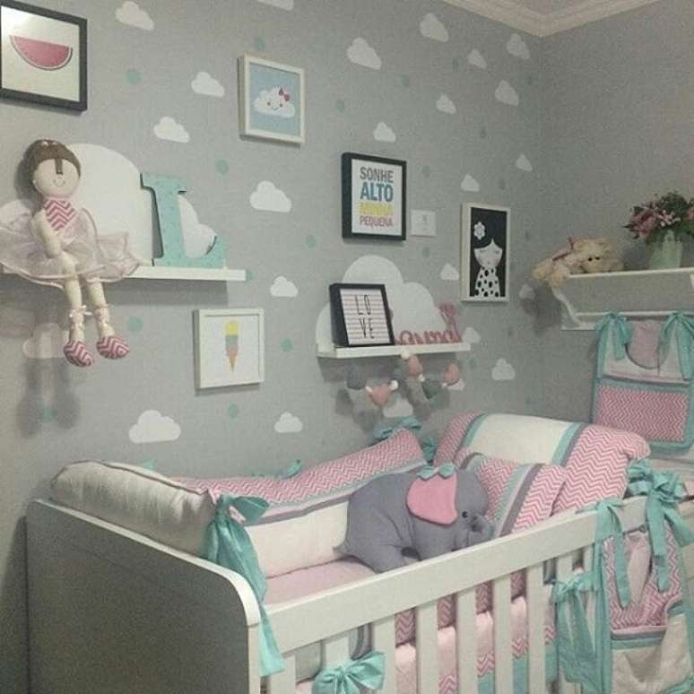9. Os móveis e itens de decoração coloridos são um ótimo complemento em um quarto de bebê cinza – Foto: Via Pinterest