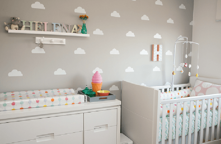 18. Aqui os itens decorativos se destacam no quarto de bebê cinza com nuvens – Foto: Via Pinterest