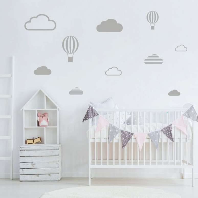 10. Em um quarto de bebê cinza e branco escolher um papel de parede estampado pode ser uma boa escolha – Foto: Via Pinterest