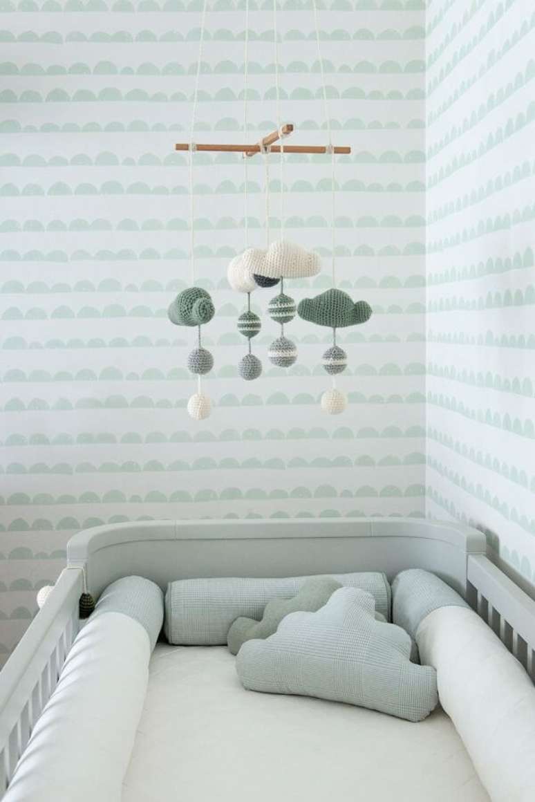 11. Os itens decorativos em formato de nuvem como um móbile e almofadas complementam o visual em um quarto de bebê cinza com nuvens – Foto: Via Pinterest