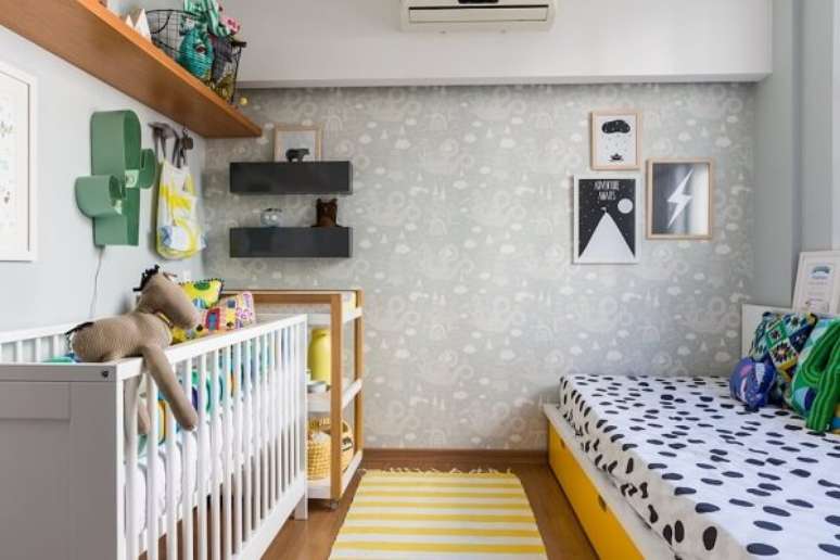 13. Em um quarto de bebê compartilhado saber misturar os itens de decoração é importante – Foto: Na Toca Design