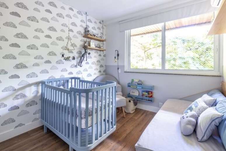14. Também é possível apostar em um ambiente clean no quarto de bebê cinza com nuvens – Foto: Na Toca Design