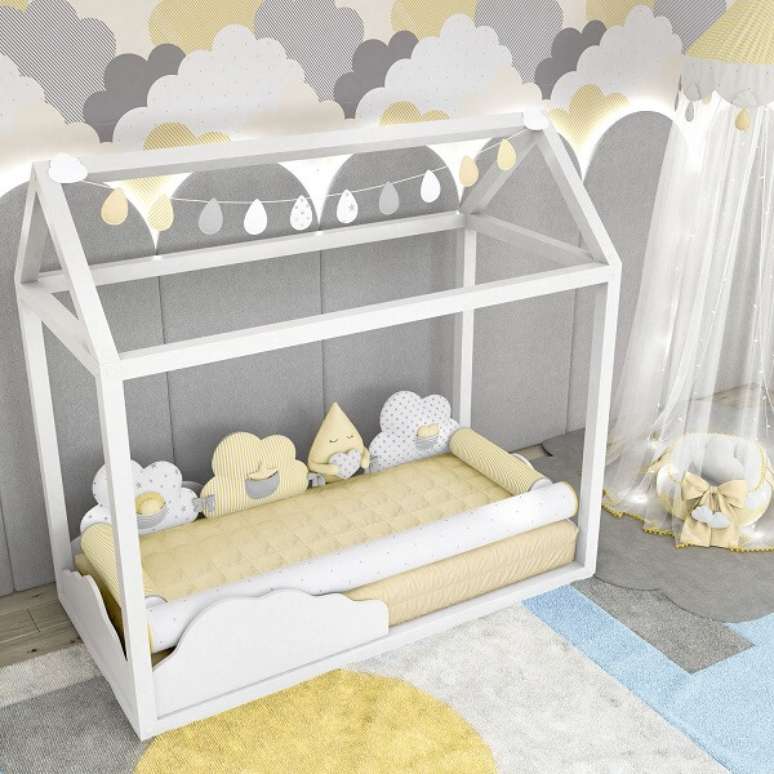 15. Em um quarto de bebê cinza com nuvens como tema, optar pelo estilo montessoriano também é uma boa opção – Foto: Grão de Gente