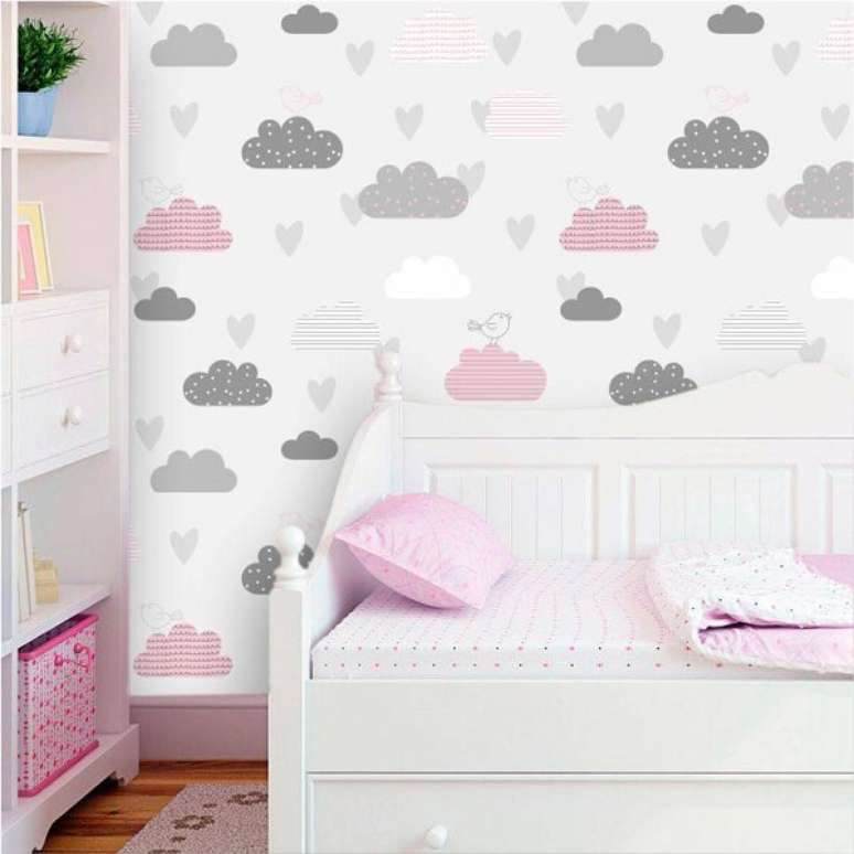 17. O papel e parede estampado com nuvens cinza e rosa dão um ar mais fofo ao ambiente – Foto: Inove papéis de parede