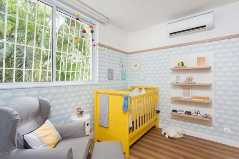 19. Em um quarto de bebê cinza com nuvens o destaque foi todo do berço amarelo – Foto: Decore Você