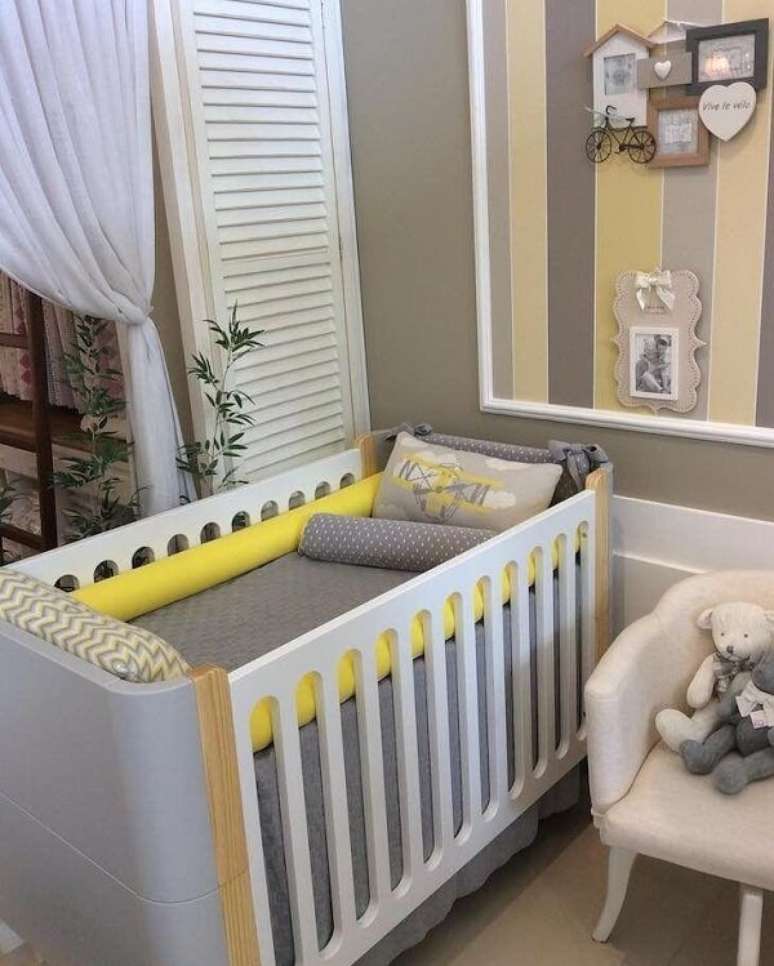23. Tudo deve ser pensado em um quarto de bebê cinza e amarelo, desde a roupa de cama até o mural decorativo – Foto: Tua Casa