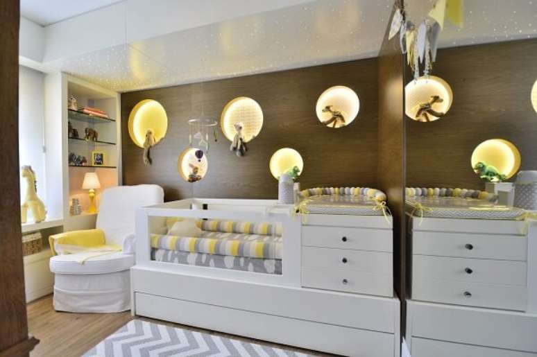 25. Os móveis planejados podem ser um bom complemento para a otimização de espaço em um quarto de bebê cinza e amarelo – Foto: BG Arquitetura