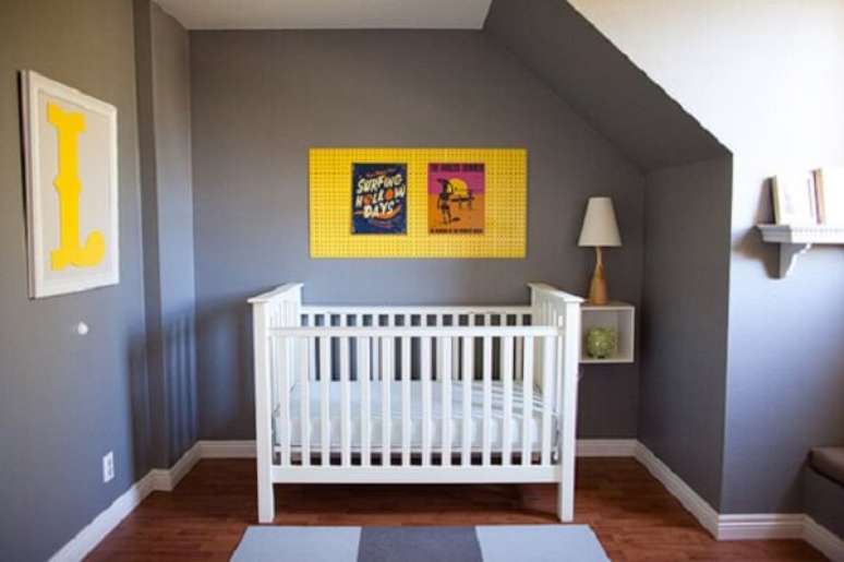 26. Escolher os itens de decoração ideais dão outro ar ao quarto de bebê cinza e amarelo – Foto: Quarto para bebê