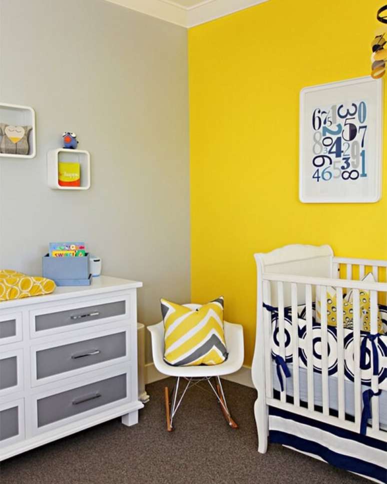 28. Pintar a parede de uma quarto de bebê cinza e amarelo, cada uma com um tom diferente pode ser uma ótima ideia também – Foto: Via Pinterest