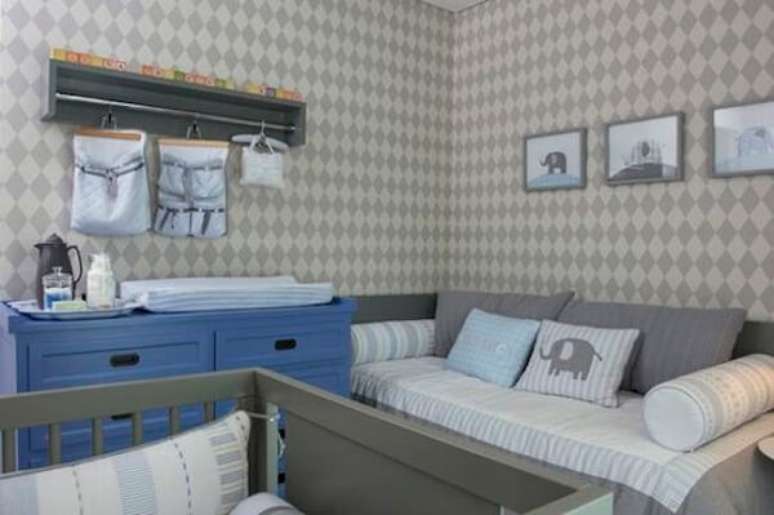 32. Os móveis com tons fortes no quarto de bebê cinza e azul combinam também com um papel de parede estampado – Foto: Casa e Festa