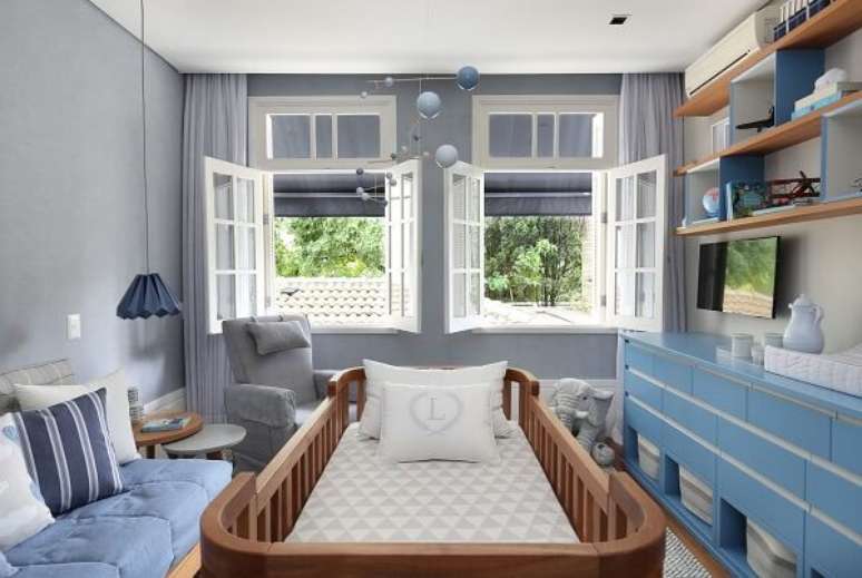 35. Saber escolher a disposição dos móveis em um quarto de bebê cinza e azul pode mudar completamente o visual do ambiente – Foto: Patricia Bergantin