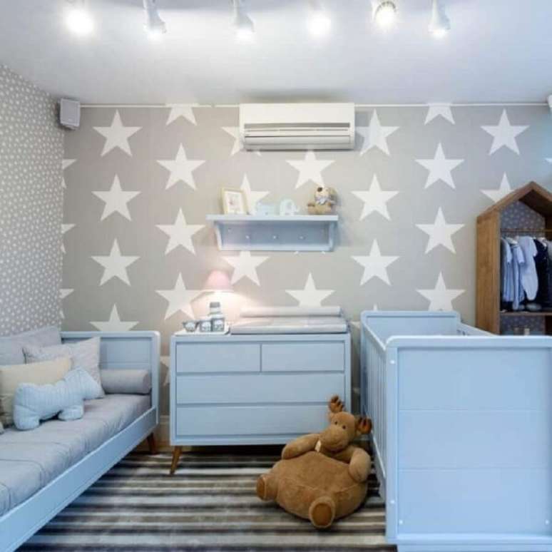 37. O quarto de bebê cinza e azul em tons mais claros, combinados com o papel de parede com estrelas foram excelentes escolhas – Foto: Revista Viva Decora