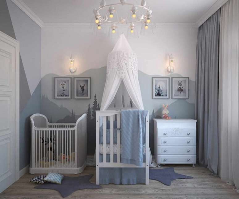 38. O quarto de bebê cinza e azul ficou super elegante com os tons mais claros e paredes desenhas – Foto: Via Pinterest