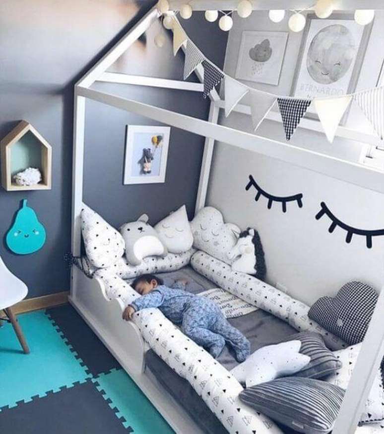 40. O estilo montessoriano trouxe criatividade e fofura ao quarto de bebê cinza e azul – Foto: Via Pinterest