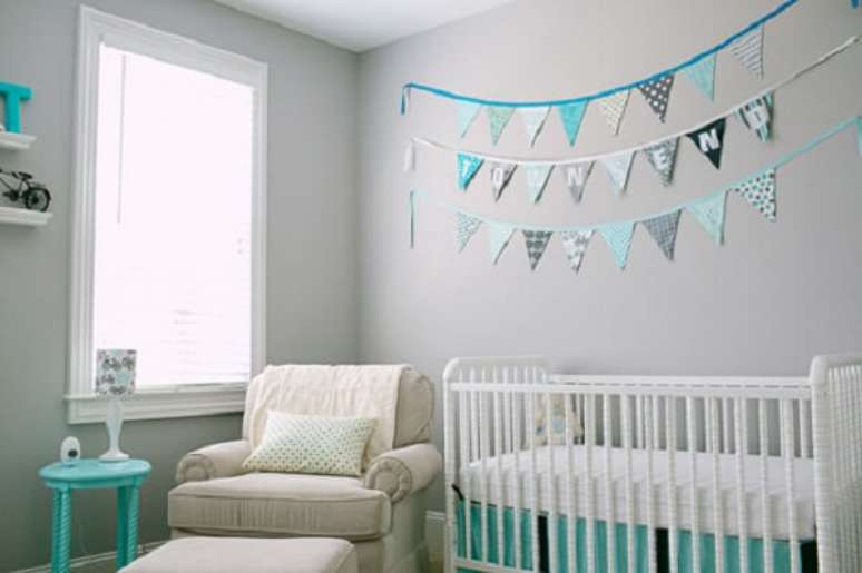 41. As bandeirinhas podem ser uma boa escolha de decoração em um quarto de bebê cinza e azul tiffany – Foto: Via Pinterest