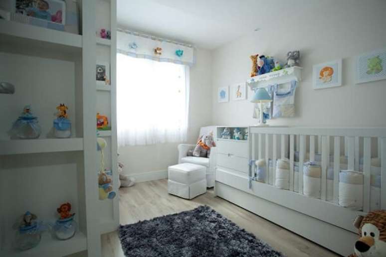 44. Em um quarto de bebê cinza e branco, um toque de cor também são bem vindos ao ambiente – Foto: Kali Arquitetura