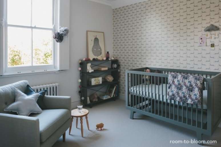 45. O tom de cinza mais escuro usados nos móveis traz um ar elegante ao quarto de bebê cinza e branco – Foto: Via Pinterest