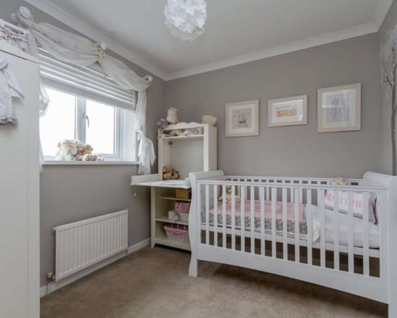 46. Um quarto de bebê cinza e branco pode ter um charme a mais dependendo das escolhas dos móveis – Foto: Via Pinterest