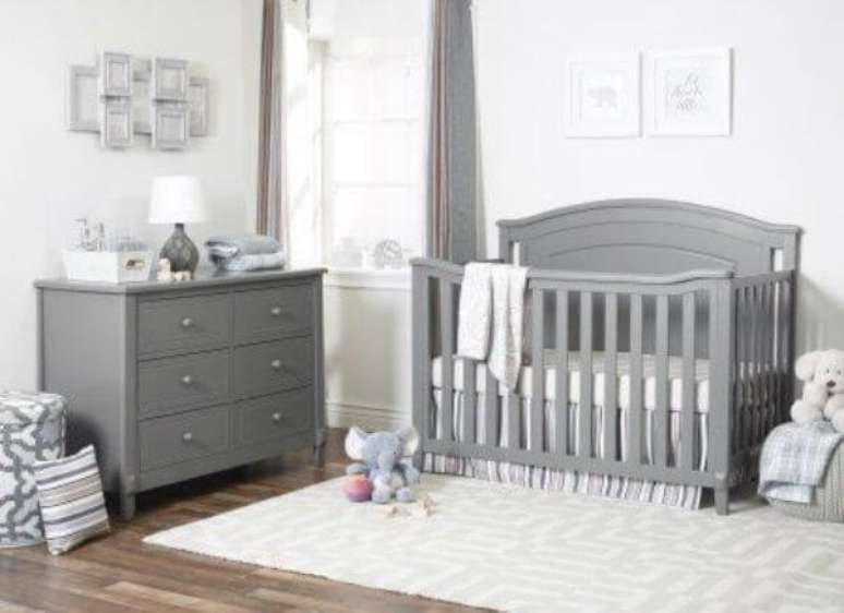47. Móveis cinza com tons mais escuros tonam-se o destaque em um quarto de bebê cinza e branco – Foto: Via Pinterest