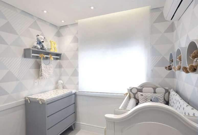 70. Papel de parede estampado dá um toque especial ao quarto de bebê cinza e branco – Foto: Via Pinterest