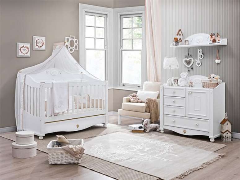 64. Os detalhes nos móveis são importantes para o complemento de um quarto de bebê cinza e branco – Foto: Limão na água