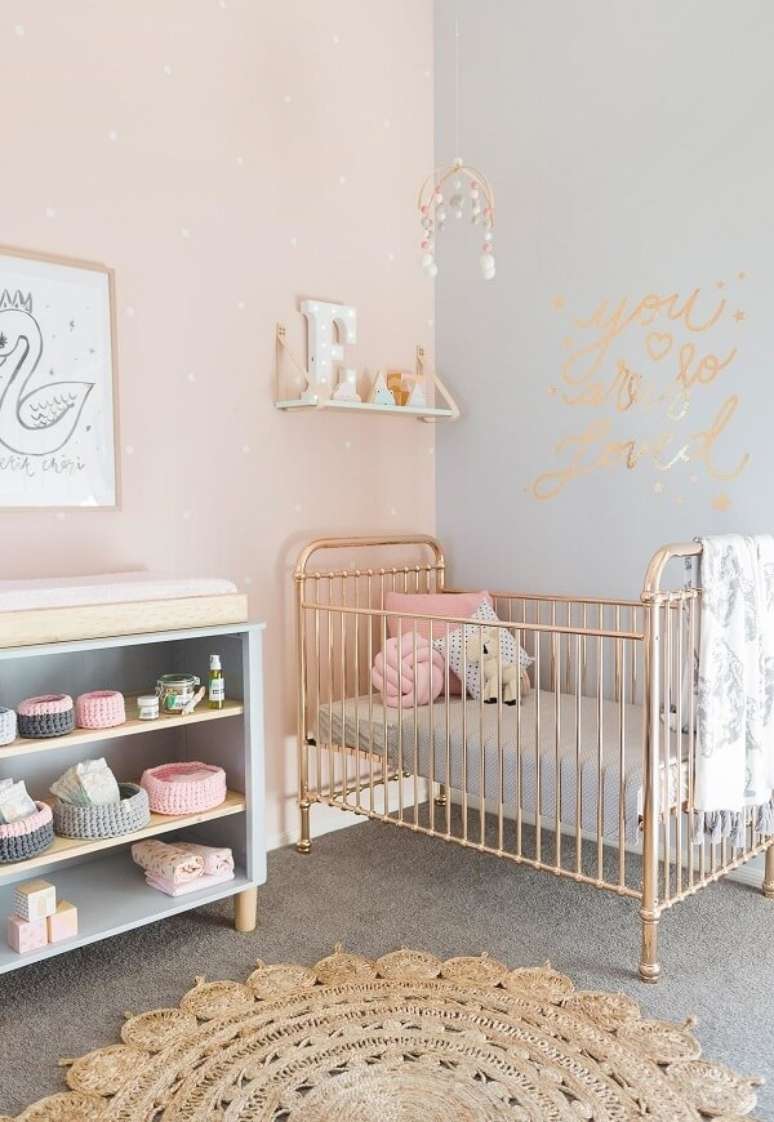 52. Em um quarto de bebê cinza e rosa, a escolha de um berço dourado é ótima para ser um destaque – Foto: Ideias Decor
