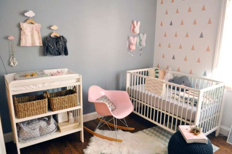 53. O quarto de bebê cinza e rosa traz um ar mais delicado ao ambiente, optar por itens decorativos fofos são uma boa escolha – Foto: Via Pinterest