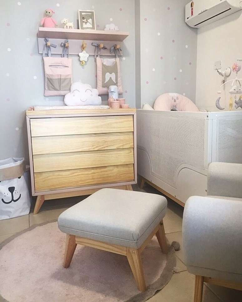 54. Papel de parede delicado também combina em um quarto de bebê cinza e rosa – Foto: Ana Paula Lacerda e Vanessa Dias