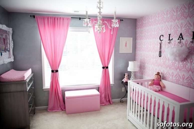 55. O tom de rosa mais escuro também tem sua vez e espaço em um quarto de bebê cinza e rosa – Foto: Via Pinterest