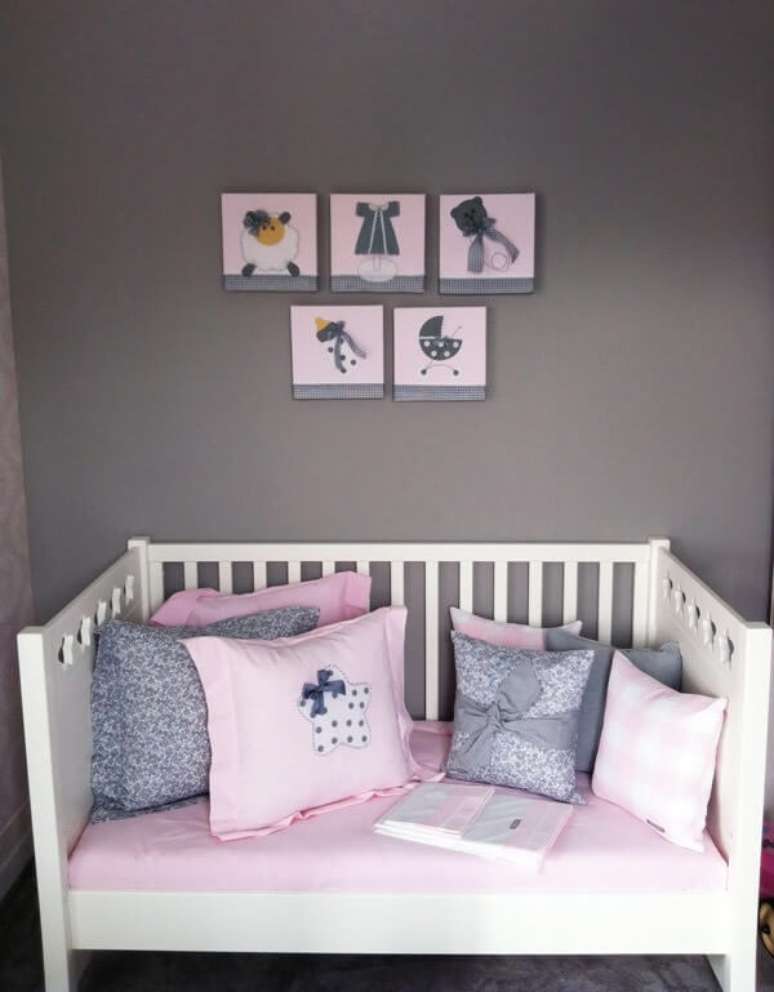 56. Quadros delicados também são uma boa opção de decoração para um quarto de bebê cinza e rosa – Foto: Via Pinterest
