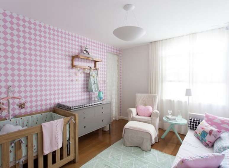 57. Papel de parde estampado são sempre boas opções em um quarto de bebê cinza e rosa – Foto: Via Pinterest