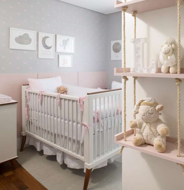 60. Papel de parede cinza com estampa de corações é uma ótima ideia para um quarto de bebê cinza e rosa – Foto: Tua Casa