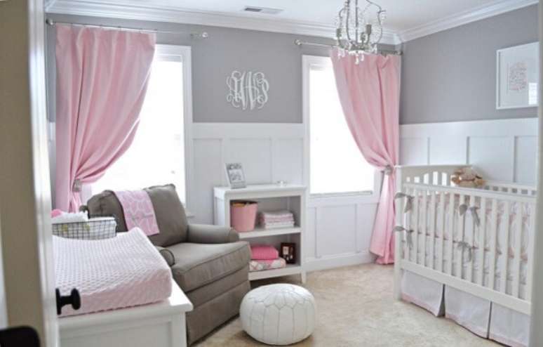 61. Os tons de rosa mais claro nos móveis e itens de decoração são uma escolha perfeita para um quarto de bebê cinza e rosa – Foto: Quarto para bebê
