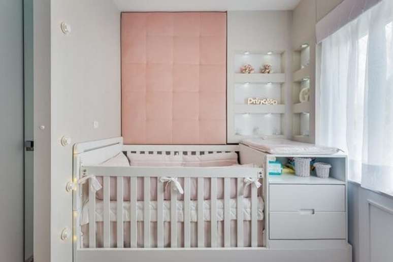 62. Móveis planejados são ótimas escolhas para otimizar o espaço em um quarto de bebê cinza e rosa – Tua casa