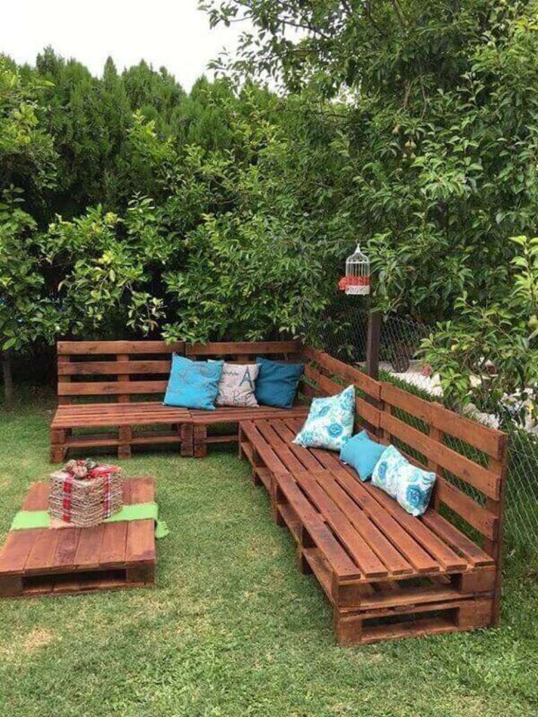 5. Reserve um cantinho especial do seu jardim para acomodar móveis de pallet. Fonte: Pinterest