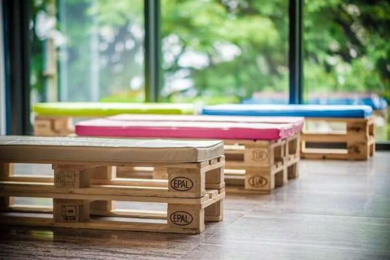 57. Utilize almofadas coloridas sobre o banco feito de pallet. Fonte: Pinterest