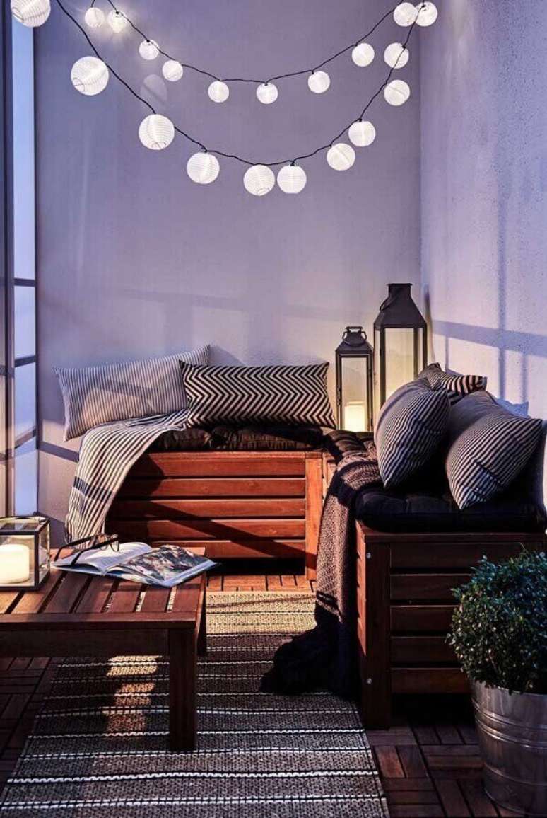 58. Varanda confortável com banco feito de pallet e lanternas marroquinas. Fonte: Pinterest
