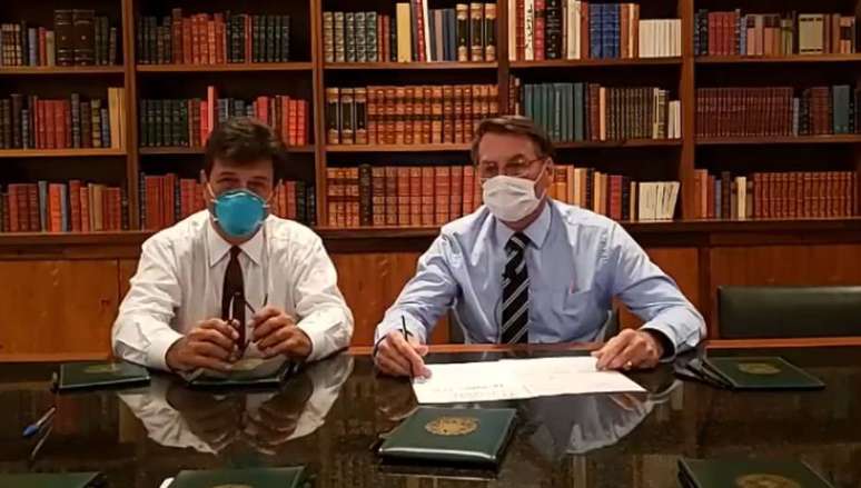 Presidente Jair Bolsonaro e o ministro da Saúde, Luiz Henrique Mandetta, usam máscaras cirúrgicas em live no Facebook