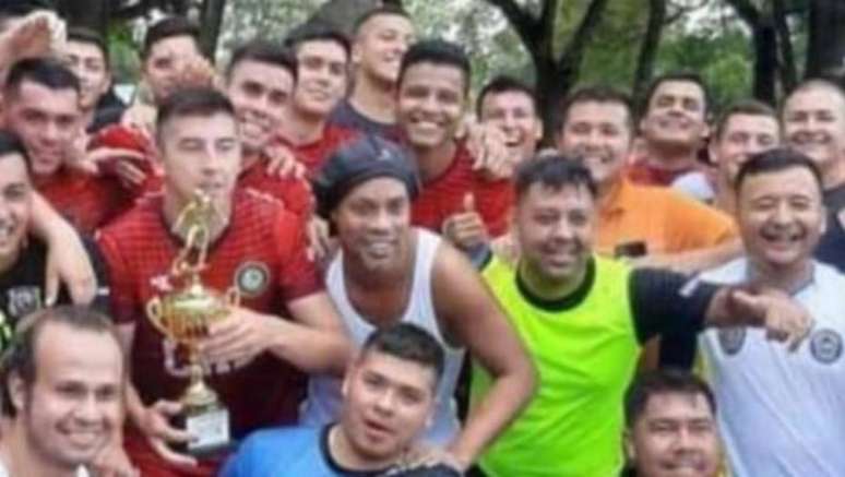 Ronaldinho Ga&uacute;cho comemora vit&oacute;ria em jogo de futebol junto com outros presos