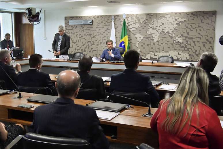 O senador Nelsinho Trad (ao centro da mesa) durante reunião deliberativa no Congresso na quarta-feira