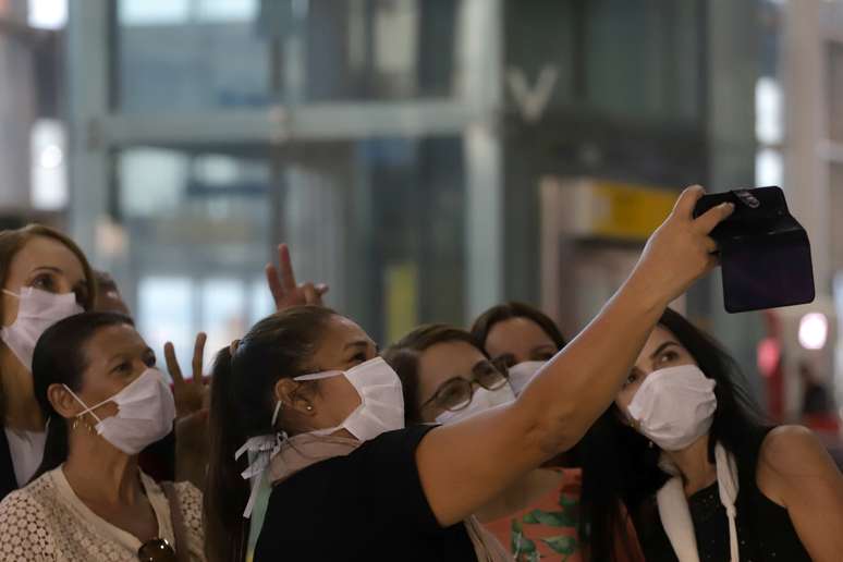 Mulheres posam para foto com máscara de proteção no aeroporto de Guarulhos, em São Paulo
12/03/2020
REUTERS/Rahel Patrasso