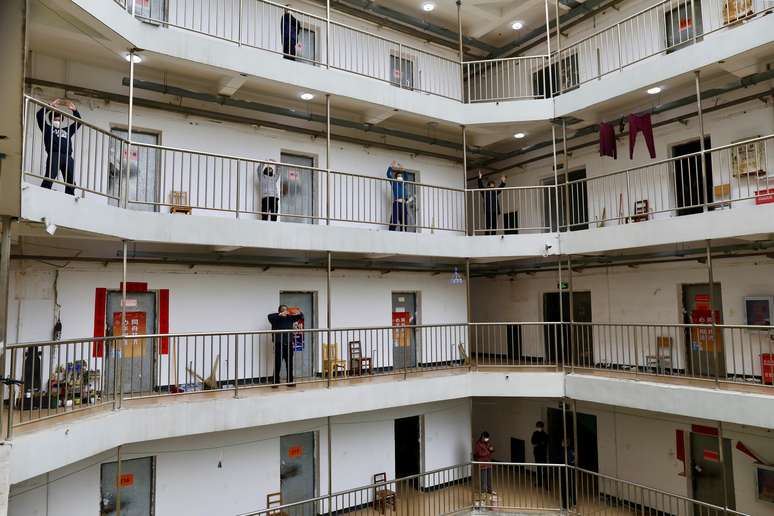 Pacientes que se curaram do coronav&iacute;rus fazem exerc&iacute;cio durante quarentena em Wuhan
China Daily via REUTERS