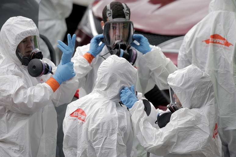 Pessoal de limpeza se veste com trajes de prote&ccedil;&atilde;o para entrar em centro de cuidados em Kirkland, no Estado de Washington
12/03/2020
REUTERS/David Ryder