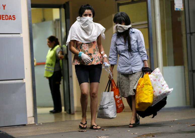 Pessoas deixam hospital em Buenos Aires protefendo o rosto
07/03/2020
REUTERS/ Mariana Greif
